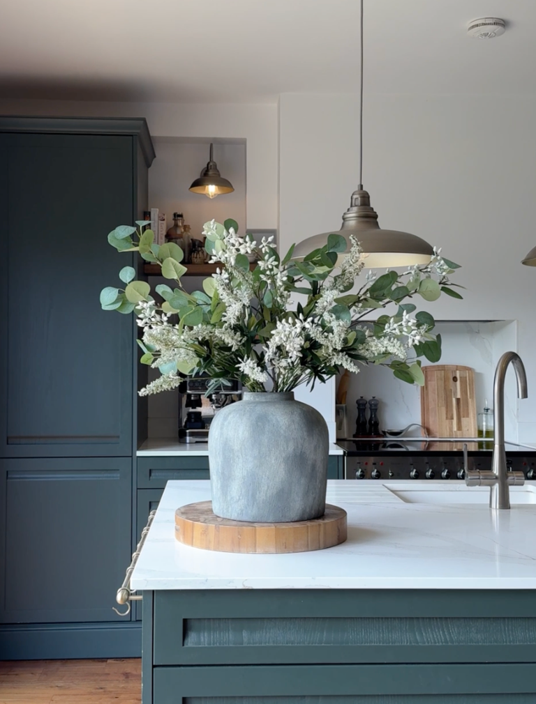 Kunstblumenarrangement – Eukalyptus und weiße Stiele