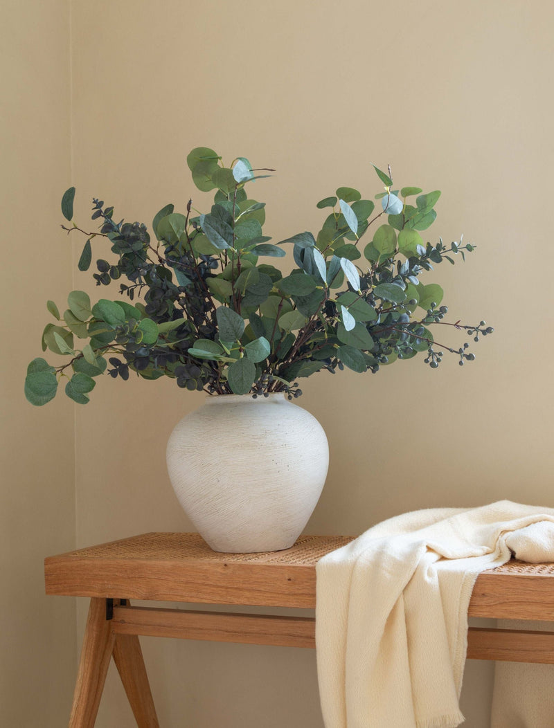 Faux-Arrangement - Eukalyptus und blaue Beeren