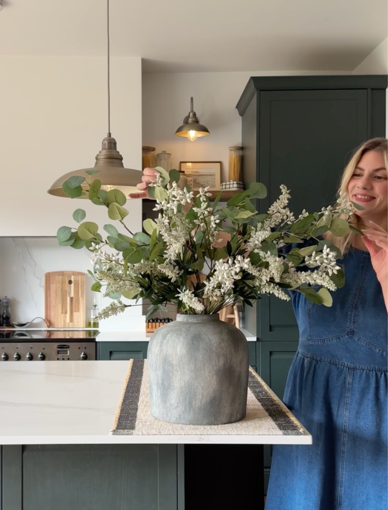 Kunstblumenarrangement – Eukalyptus und weiße Stiele