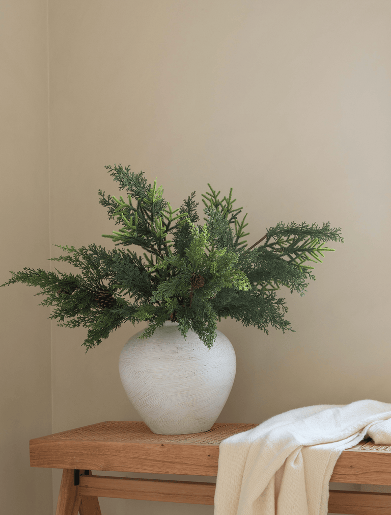 Faux-Arrangement - Winterfarn und Kiefernzapfen