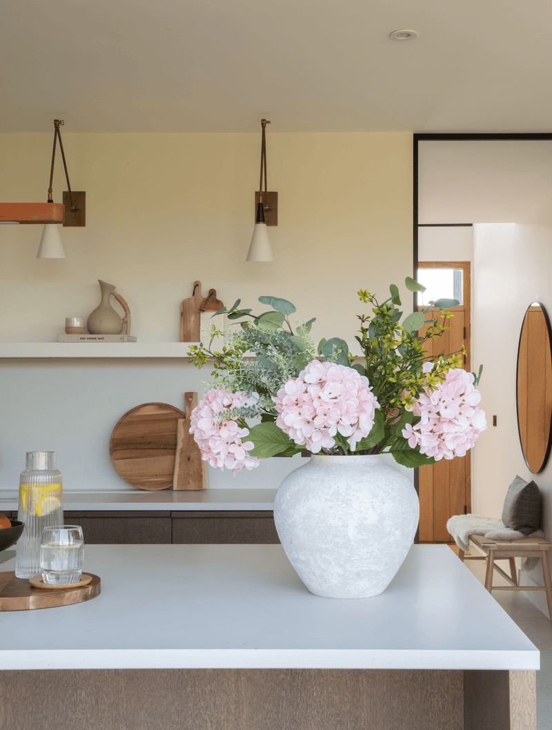 Faux-Arrangement - Eukalyptus und rosa Hortensien