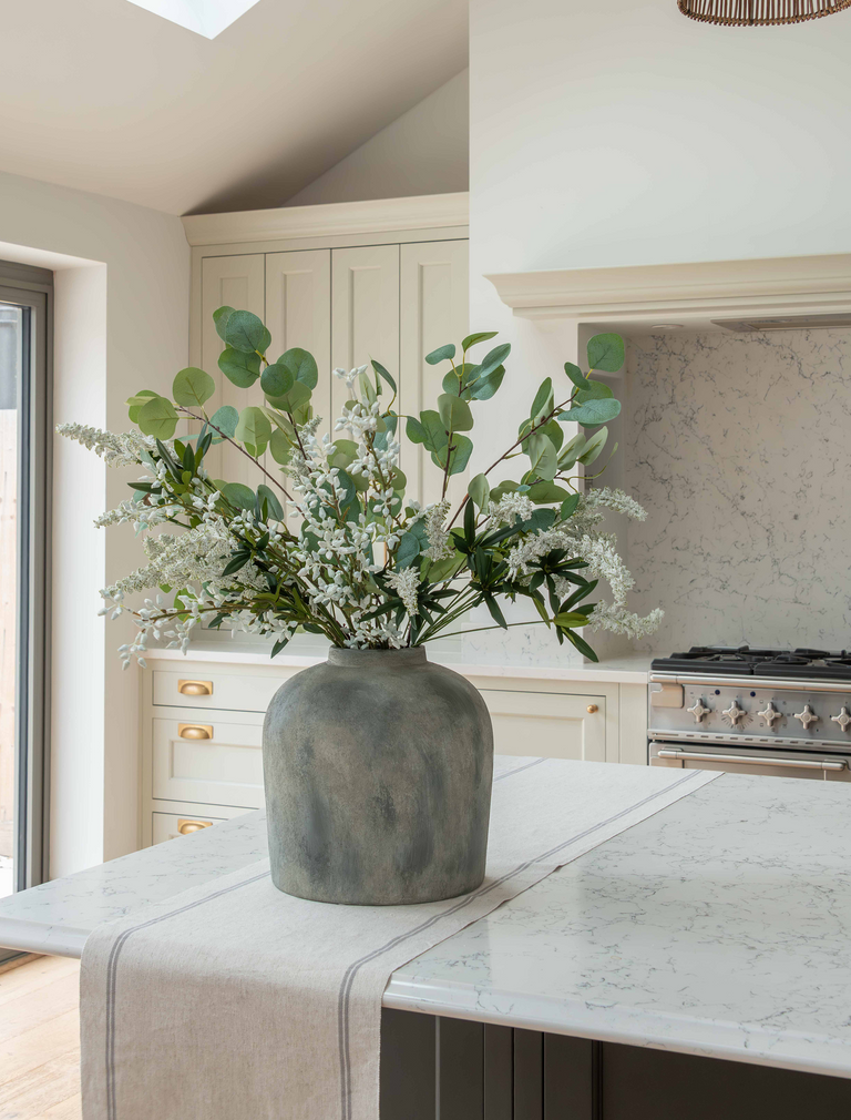 Kunstblumenarrangement – Eukalyptus und weiße Stiele