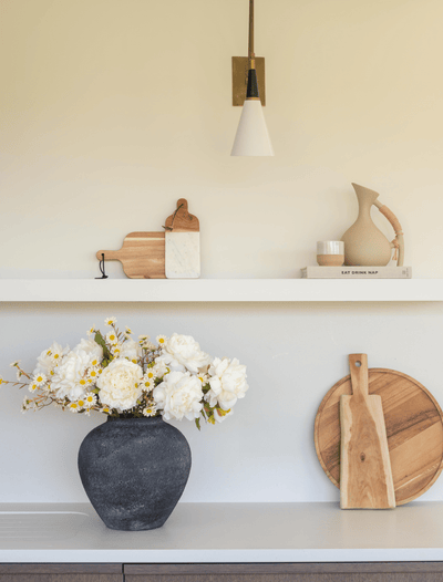 Faux-Arrangement - Weiße Pfingstrose & Gänseblümchen