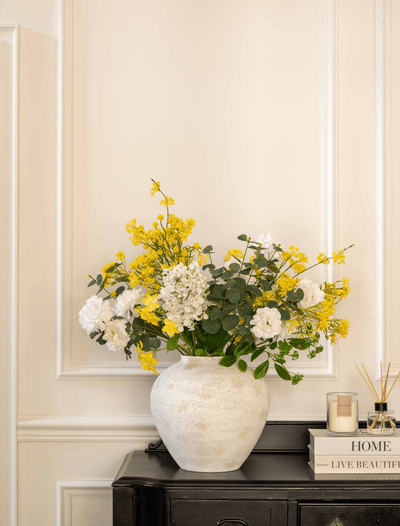 Faux-Arrangement - Eukalyptus, gelbe Mimosen und weiße Dahlien