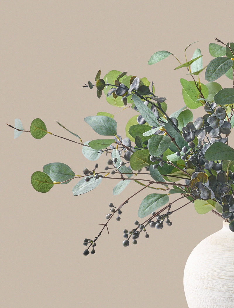 Faux-Arrangement - Eukalyptus und blaue Beeren