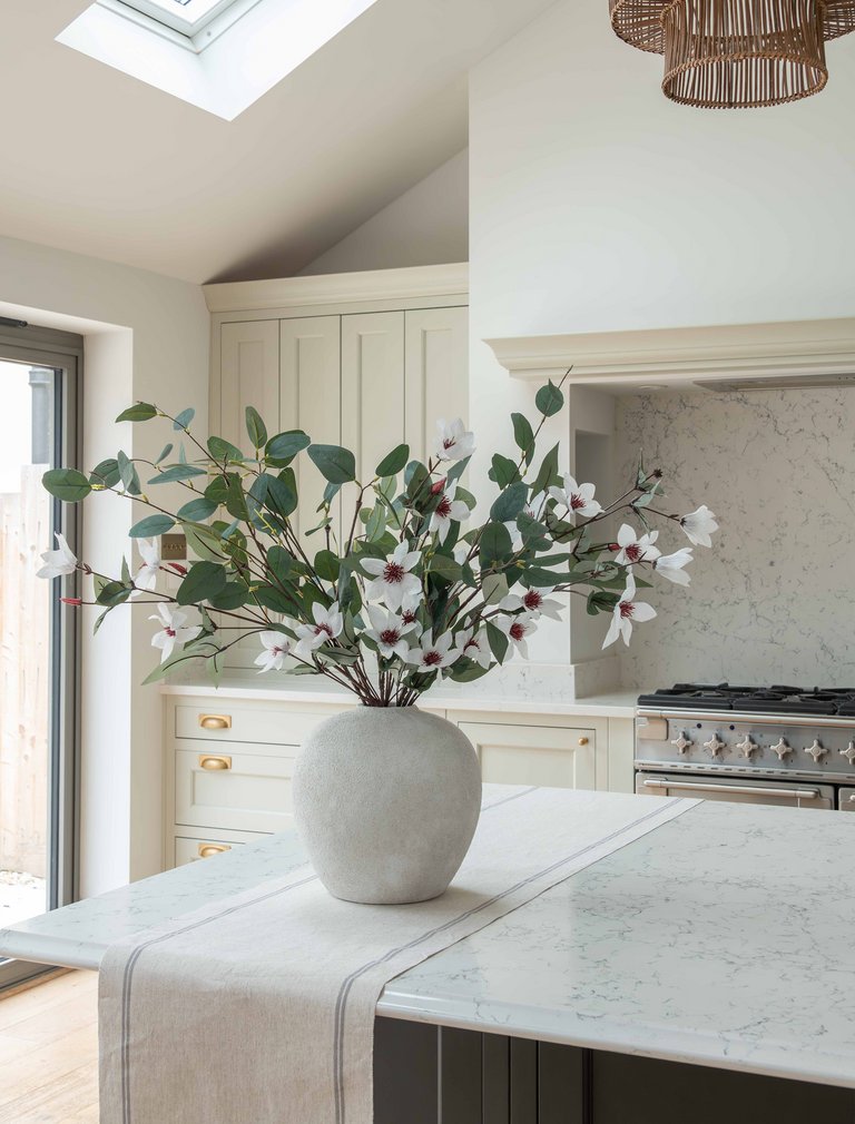 Kunstblumenarrangement – Eukalyptus und weiße Magnolie