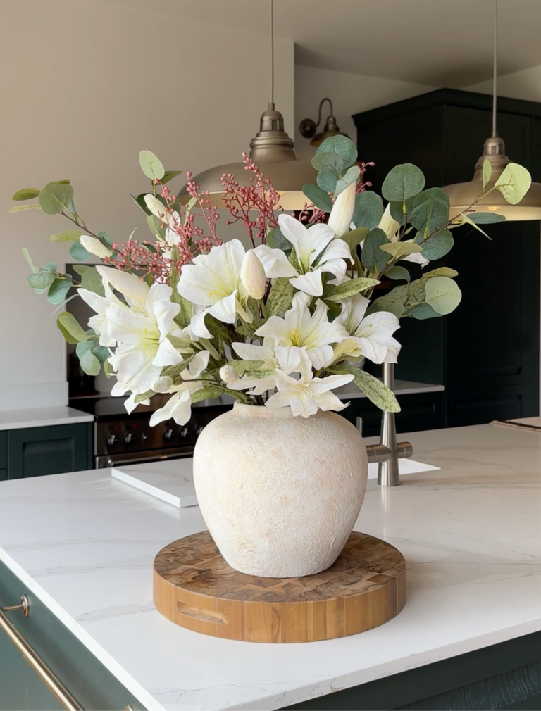Faux-Arrangement - Weiße Lilie & Eukalyptus