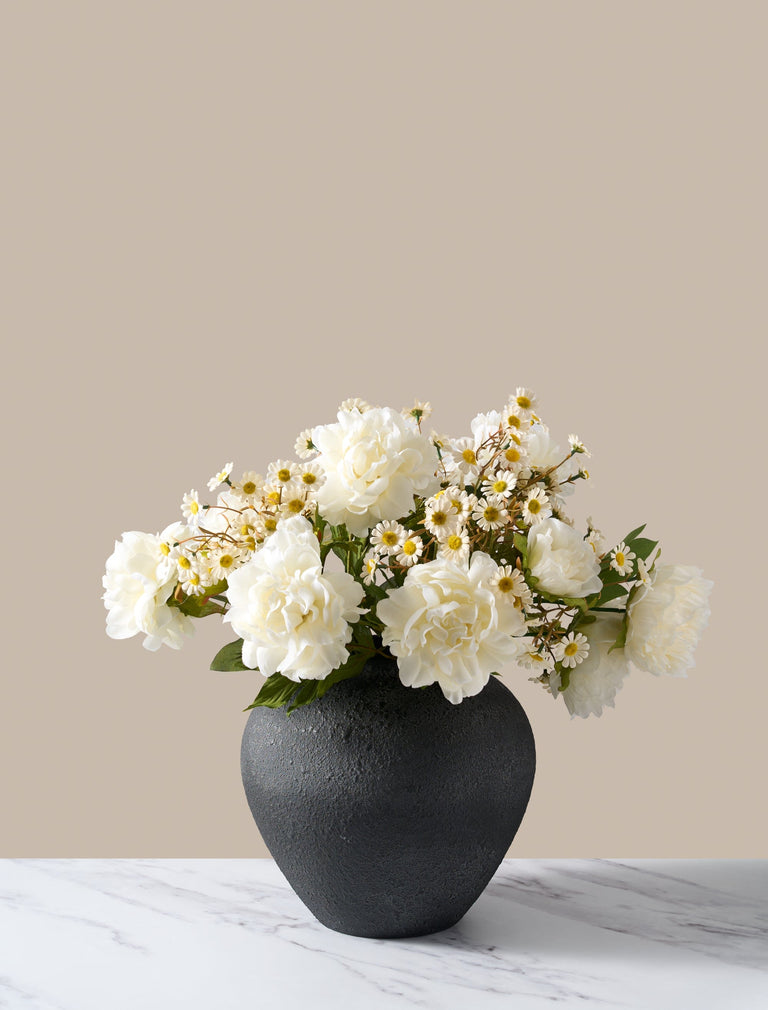 Faux-Arrangement - Weiße Pfingstrose & Gänseblümchen