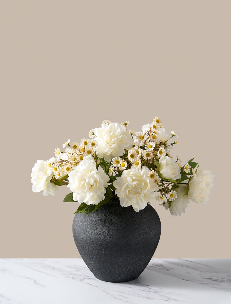 Faux-Arrangement - Weiße Pfingstrose & Gänseblümchen