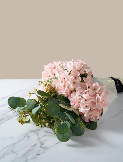 Faux-Arrangement - Eukalyptus und rosa Hortensien