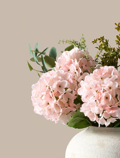 Faux-Arrangement - Eukalyptus und rosa Hortensien