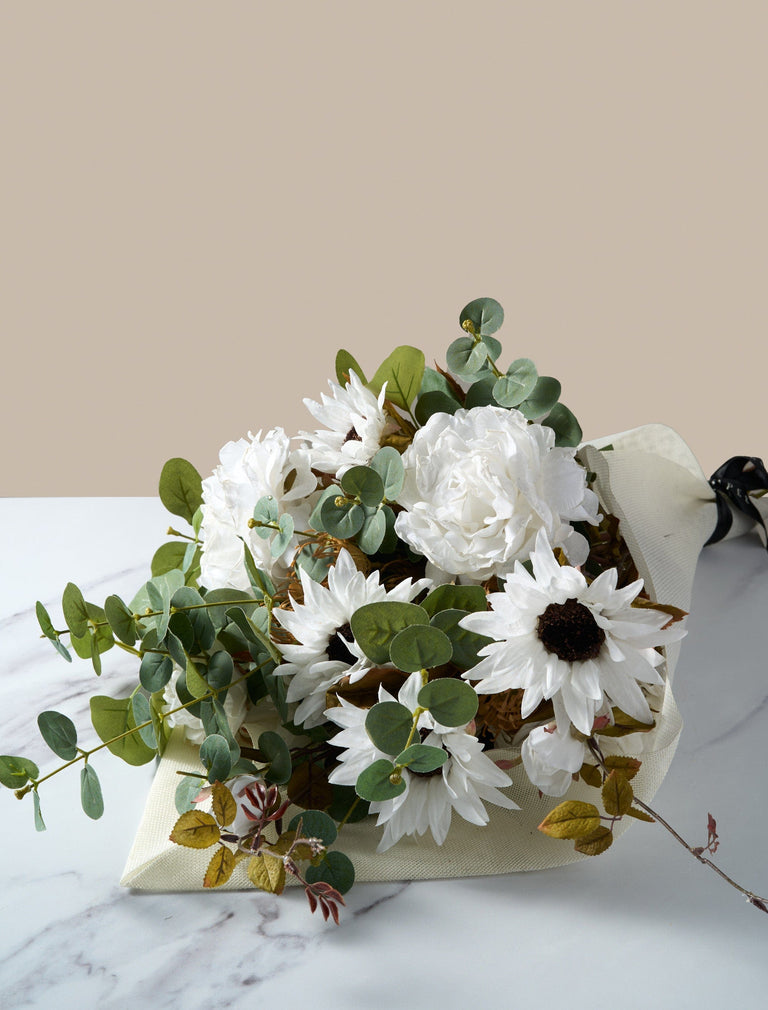 Faux-Arrangement - Weiße Pfingstrose & Sonnenblume