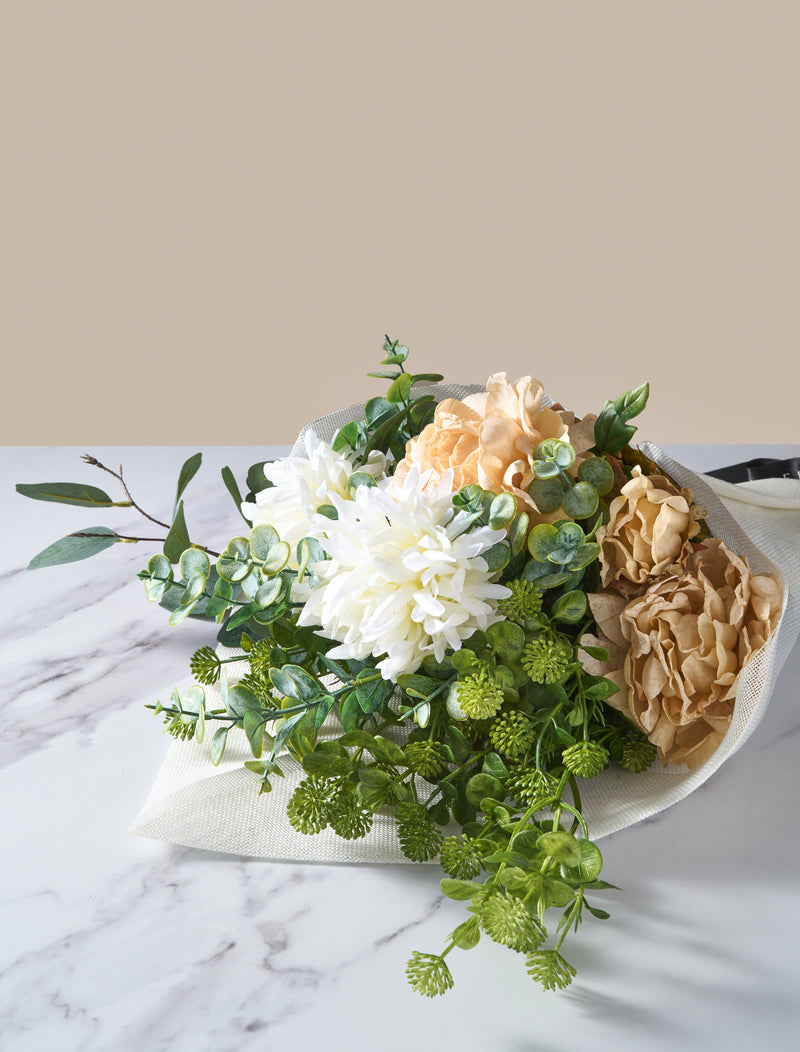 Faux-Arrangement - Cremefarbene Pfingstrose & Eukalyptus