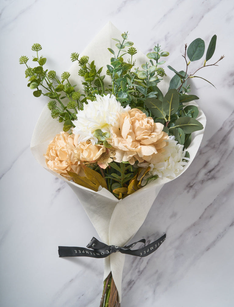 Faux-Arrangement - Cremefarbene Pfingstrose & Eukalyptus