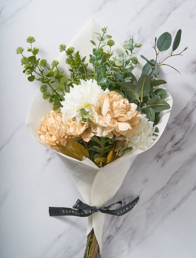 Faux-Arrangement - Cremefarbene Pfingstrose & Eukalyptus