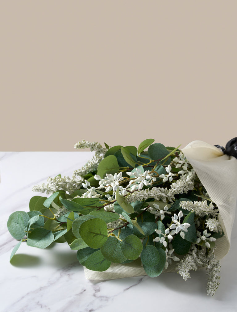 Kunstblumenarrangement – Eukalyptus und weiße Stiele