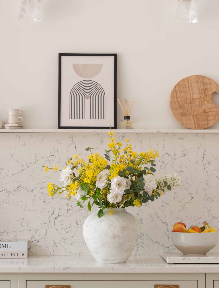 Faux-Arrangement - Eukalyptus, gelbe Mimosen und weiße Dahlien