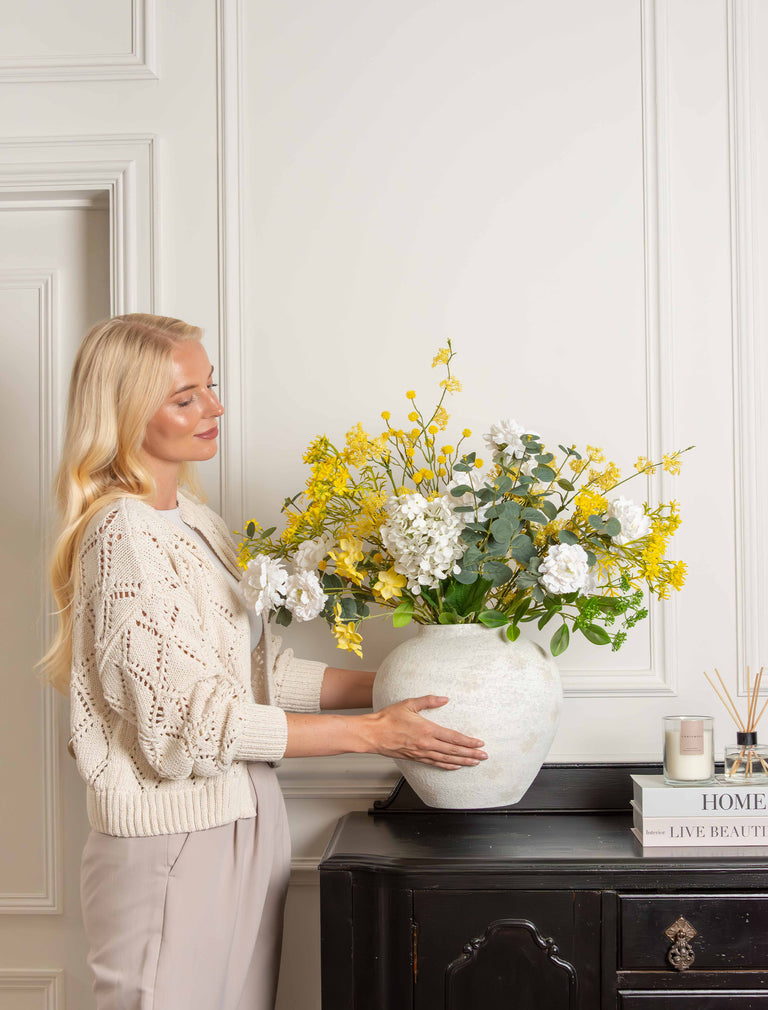 Faux-Arrangement - Eukalyptus, gelbe Mimosen und weiße Dahlien