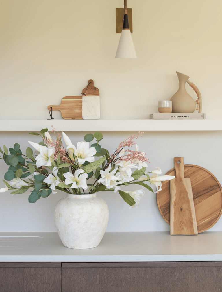 Faux-Arrangement - Weiße Lilie & Eukalyptus