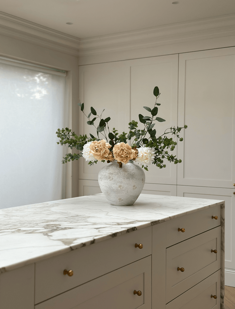 Faux-Arrangement - Cremefarbene Pfingstrose & Eukalyptus