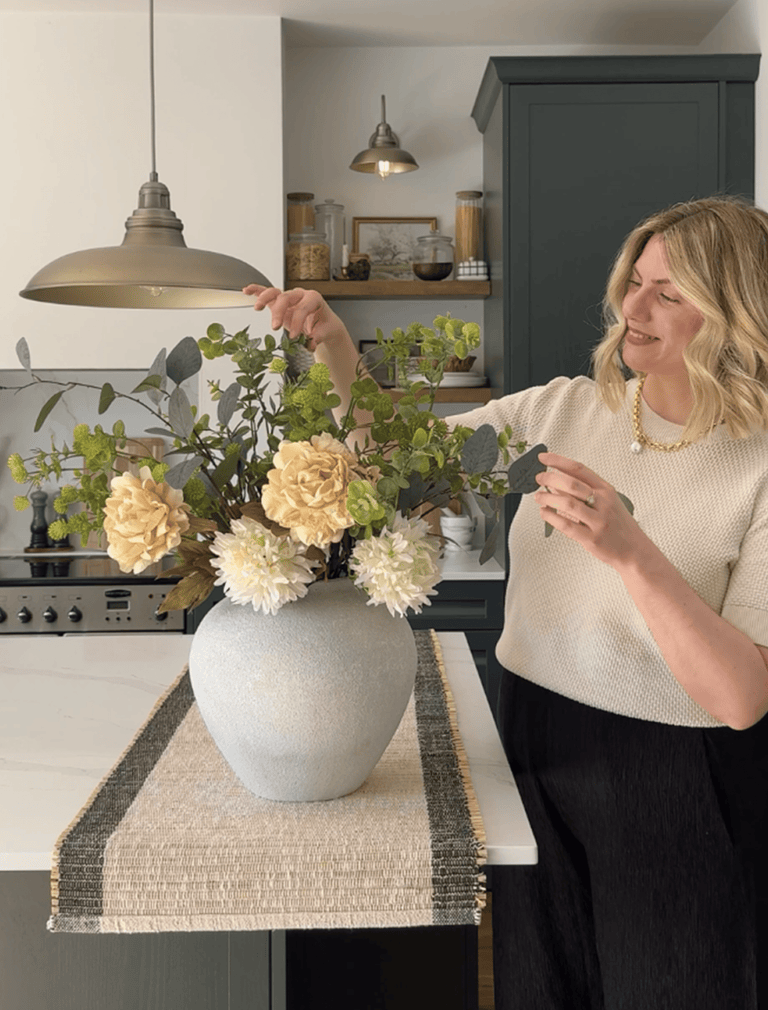 Faux-Arrangement - Cremefarbene Pfingstrose & Eukalyptus