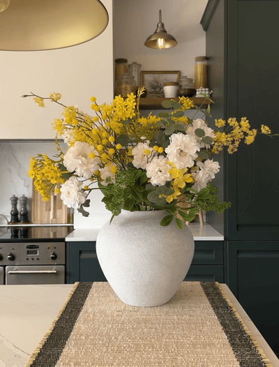 Faux-Arrangement - Eukalyptus, gelbe Mimosen und weiße Dahlien