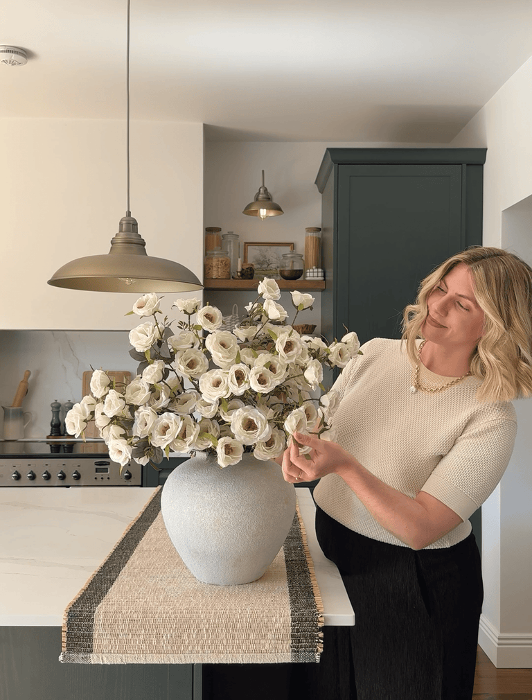 Kunstrosen-Arrangement - Weiß (12 Stiele / 72 Rosen)