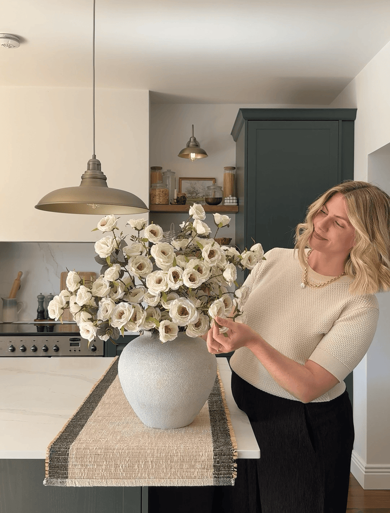 Kunstrosen-Arrangement - Weiß (12 Stiele / 72 Rosen)