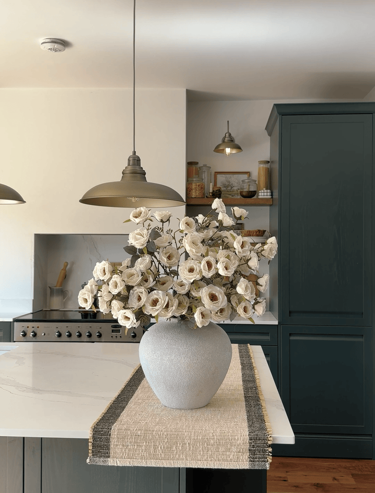 Kunstrosen-Arrangement - Weiß (12 Stiele / 72 Rosen)