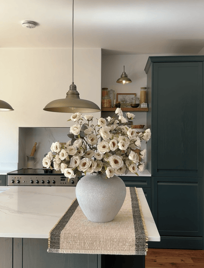 Kunstrosen-Arrangement - Weiß (12 Stiele / 72 Rosen)