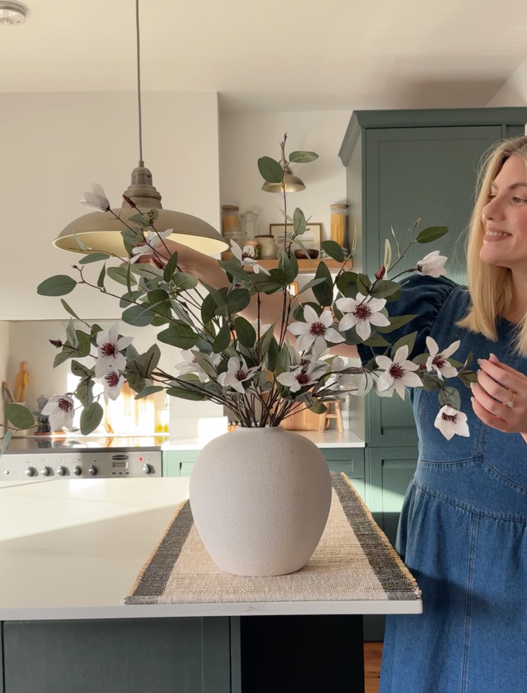 Kunstblumenarrangement – Eukalyptus und weiße Magnolie