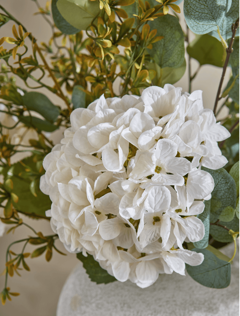 Faux arrangement - Eucalyptus & witte hortensia