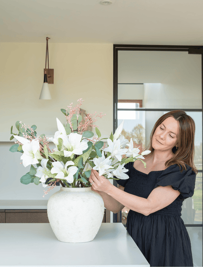 Faux arrangement - Witte lelie & eucalyptus