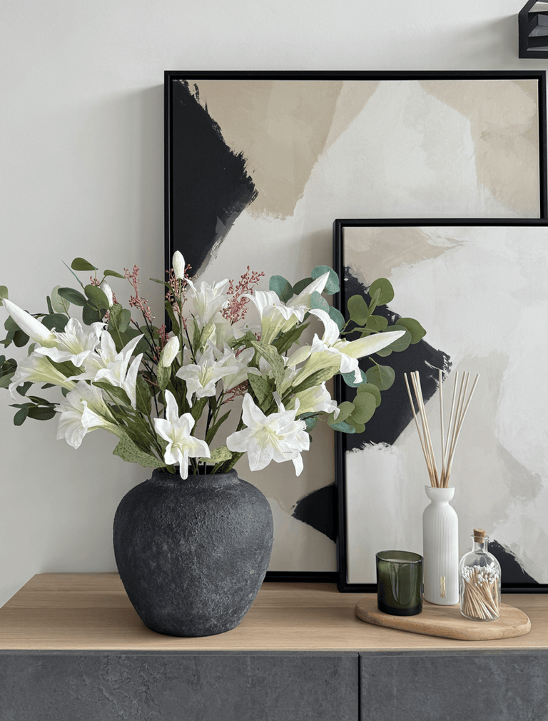 Faux arrangement - Witte lelie & eucalyptus