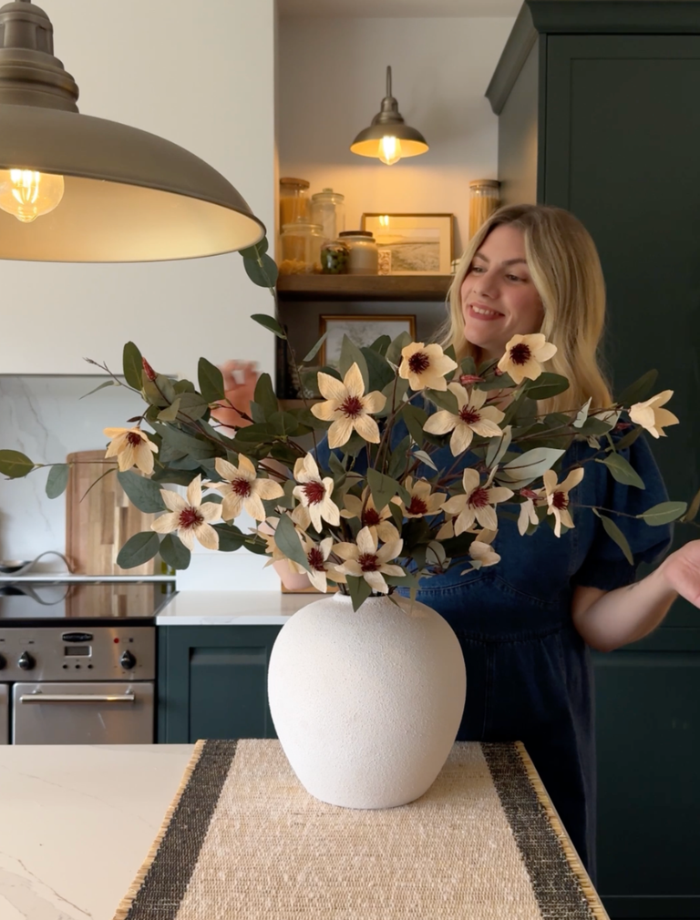 Kunstbloemenarrangement - Eucalyptus en crèmekleurige magnolia