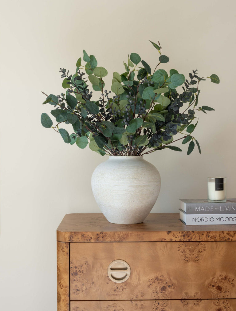 Faux arrangement - Eucalyptus en blauwe bes