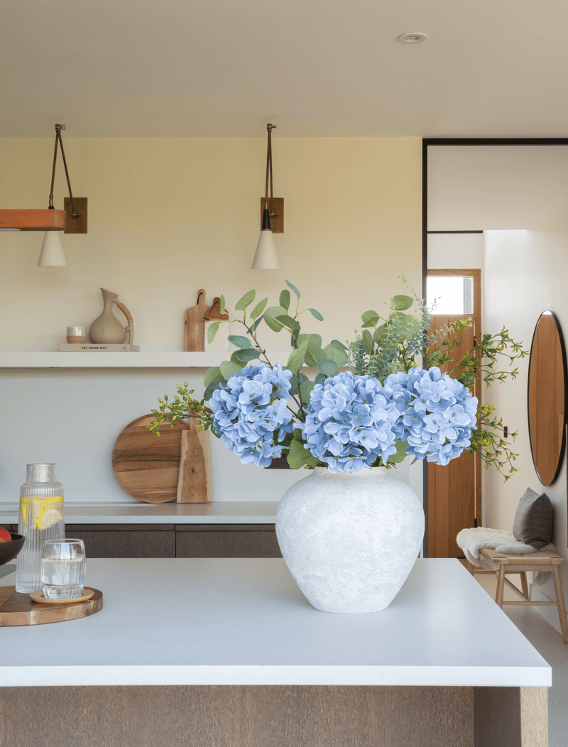 Faux arrangement - Eucalyptus & blauwe hortensia