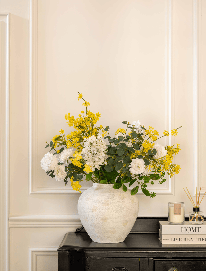 Faux arrangement - Eucalyptus, gele mimosa & witte dahlia