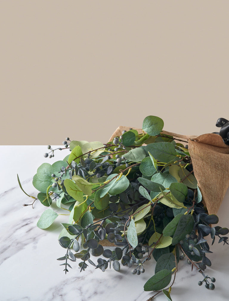 Faux arrangement - Eucalyptus en blauwe bes