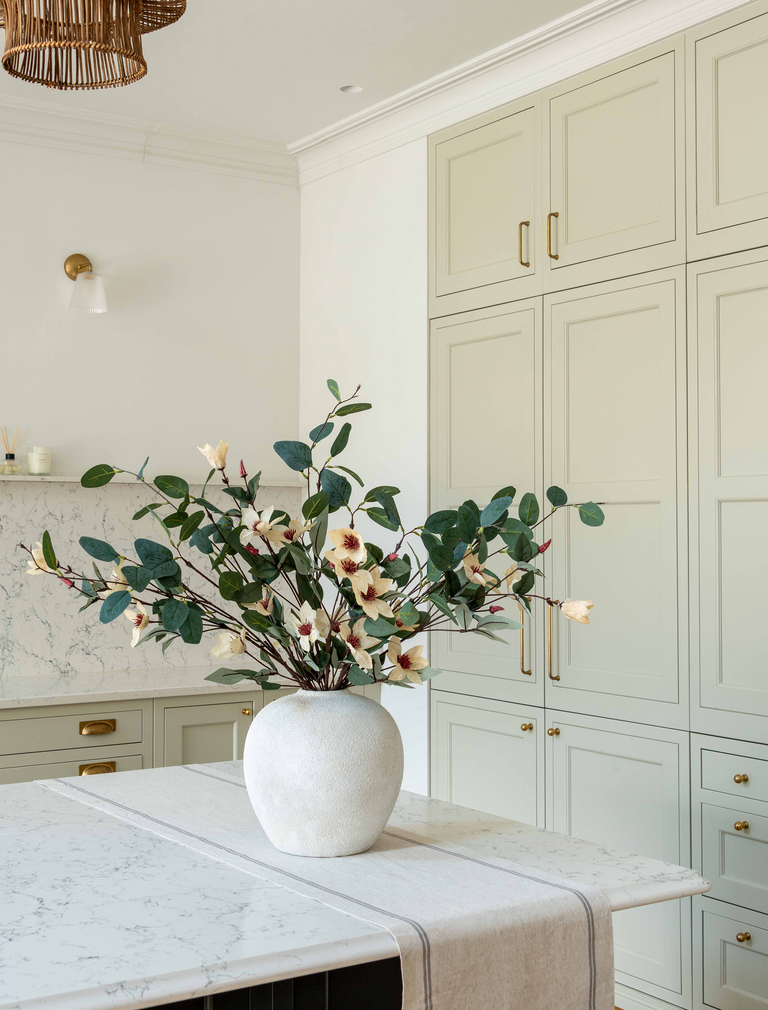 Kunstbloemenarrangement - Eucalyptus en crèmekleurige magnolia