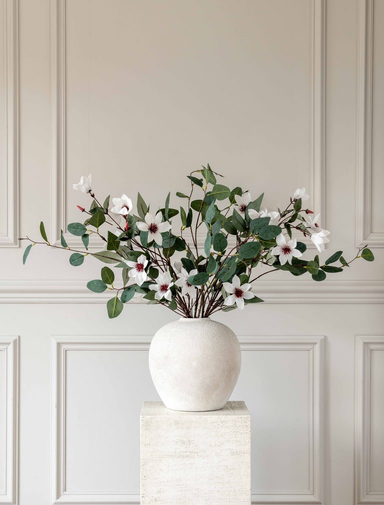 Kunstbloemenarrangement - Eucalyptus en witte magnolia