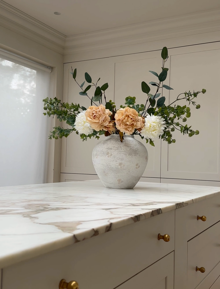 Faux Arrangement - Crème Pioen & Eucalyptus