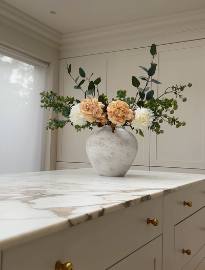 Faux Arrangement - Crème Pioen & Eucalyptus