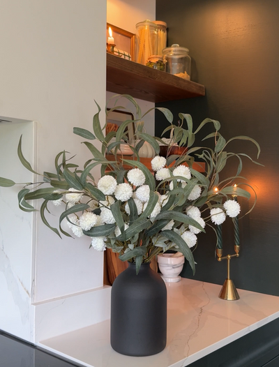 Faux Arrangement - Wilg Eucalyptus & Witte Kiku