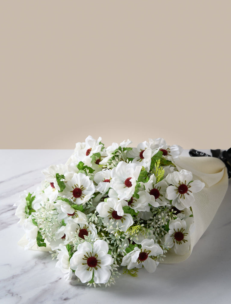 Nep klaproos arrangement - Wit (12 stelen / 60 klaprozen)