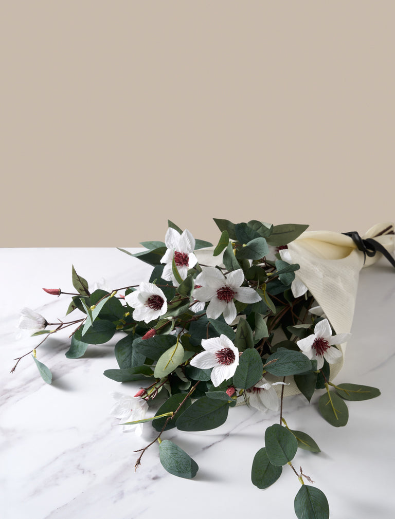 Kunstbloemenarrangement - Eucalyptus en witte magnolia