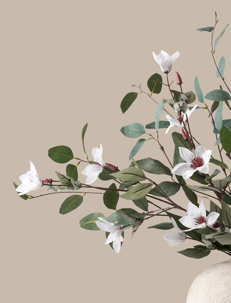 Kunstbloemenarrangement - Eucalyptus en witte magnolia