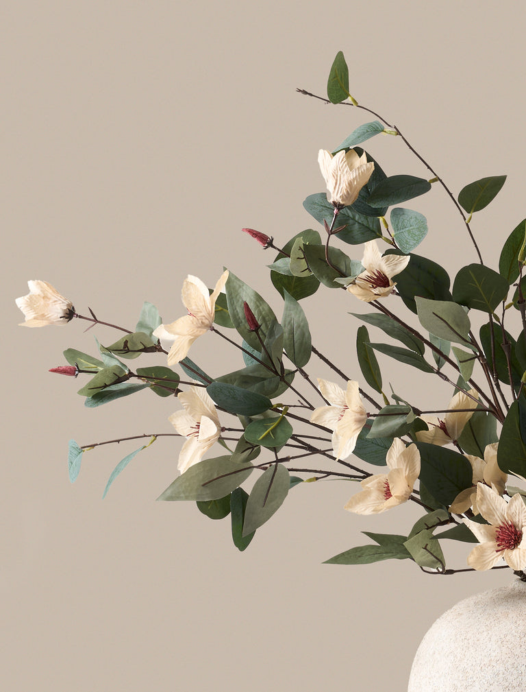 Kunstbloemenarrangement - Eucalyptus en crèmekleurige magnolia