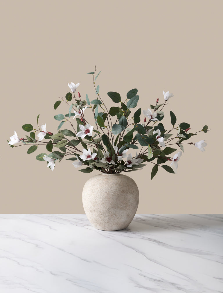 Kunstbloemenarrangement - Eucalyptus en witte magnolia