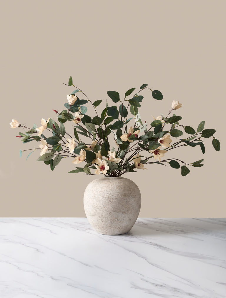 Kunstbloemenarrangement - Eucalyptus en crèmekleurige magnolia